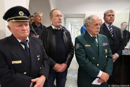 V prostorih občinske stavbe na ogled razstava literarnih in likovnih del na temo Častni občan Kamnika (34)